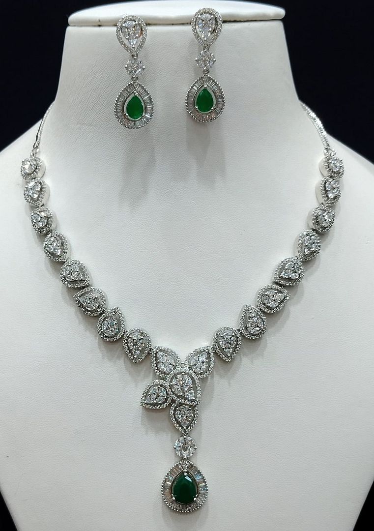 Zircon Necklace By Chokerset Colour Green, Plating Silver CSNA4459