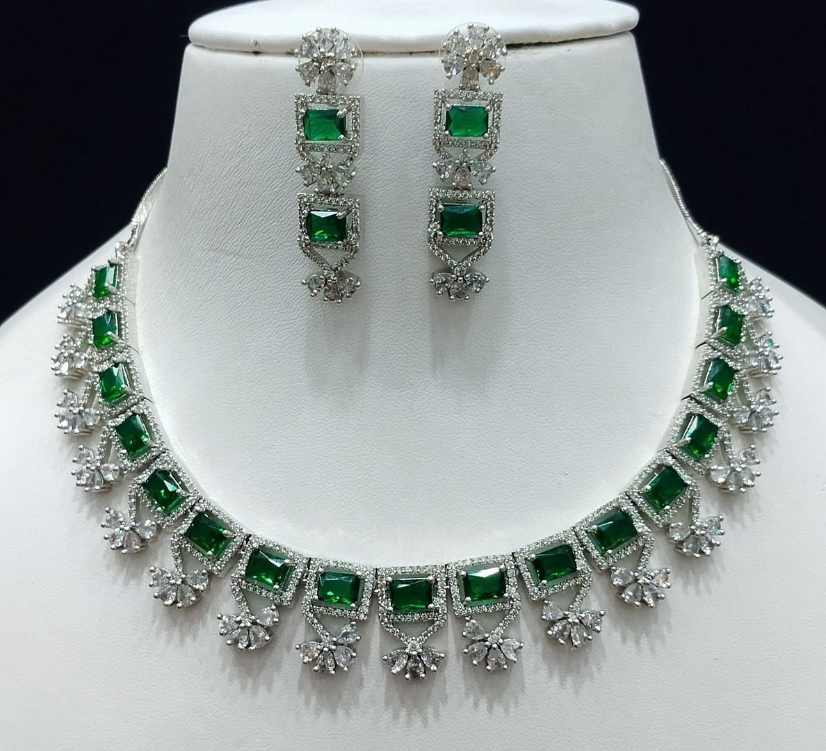 Zircon Necklace By Chokerset Colour Green, Plating Silver CSNA4461