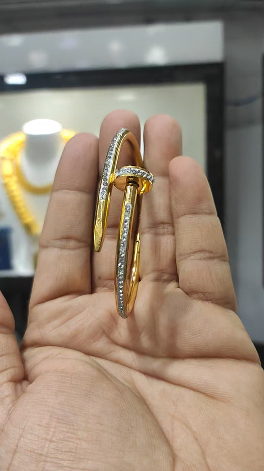 Two Tone Plated Oval Shape Openable Free Size Bracelet For Men And Women CT201158