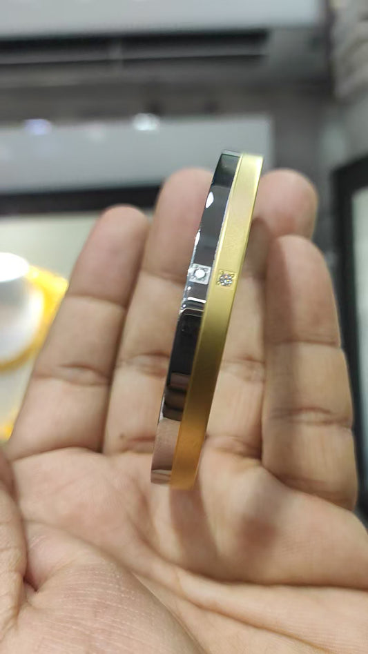 Two Tone Plated Oval Shape Openable Free Size Bracelet For Men And Women CT204326