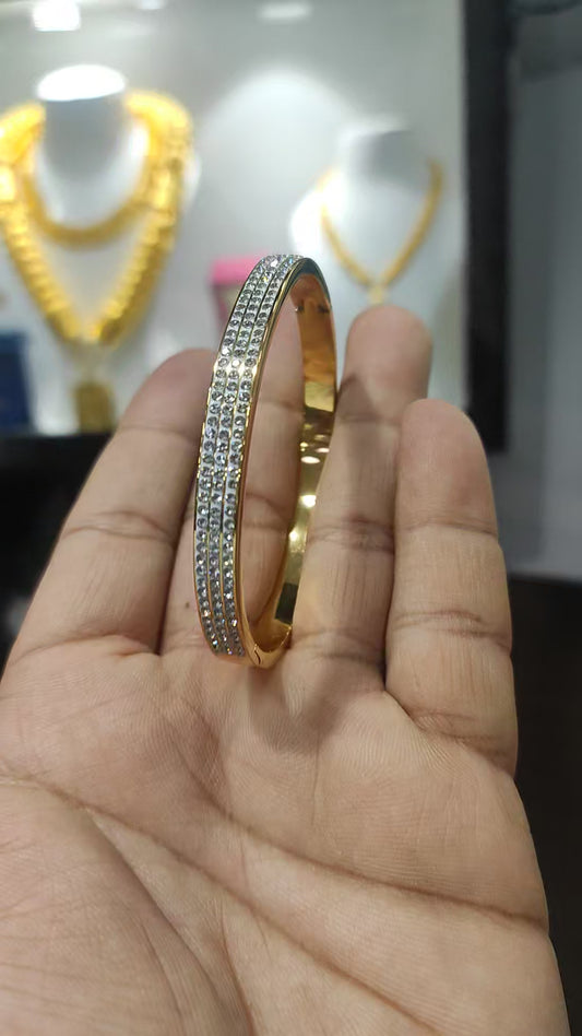Two Tone Plated Oval Shape Openable Free Size Bracelet For Men And Women CT201211