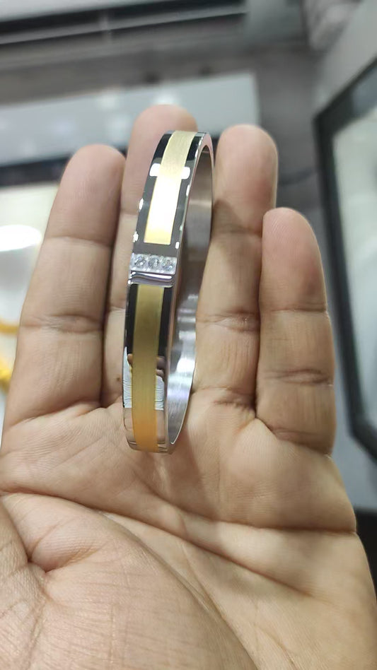 Two Tone Plated Oval Shape Openable Free Size Bracelet For Men And Women CT214212