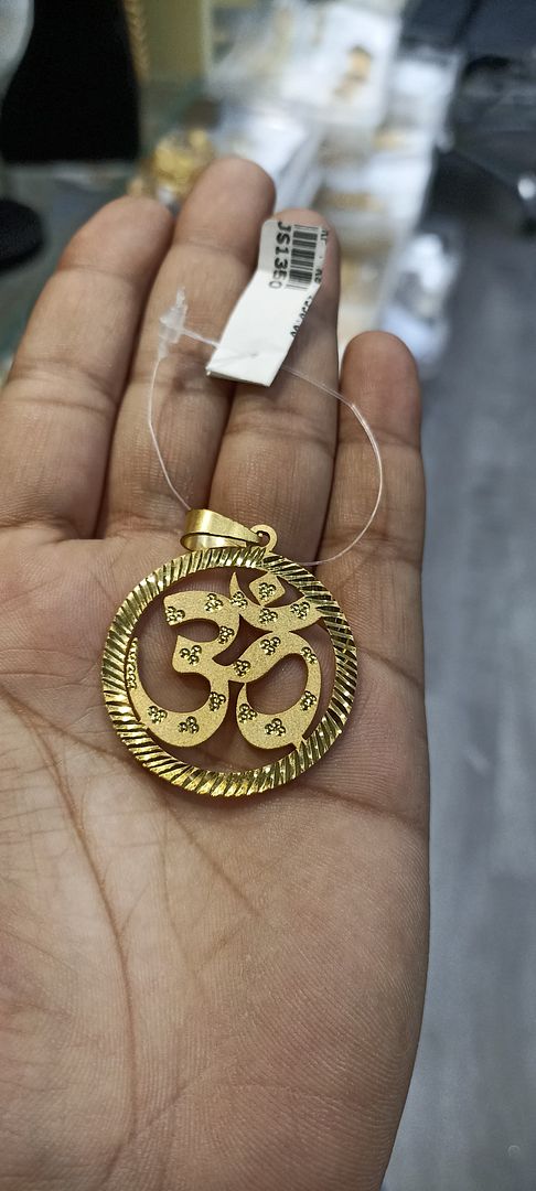 GOLD FORMING 1.5 SIZE OM PENDANT BY CHOKERSET P7654411